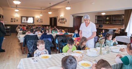 Felszolgálták az első ebédet